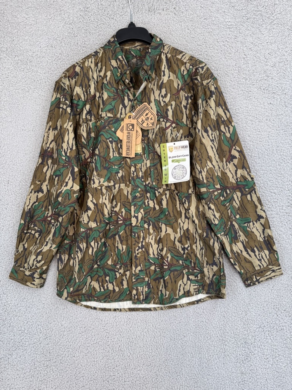 Game Keeper Mossy Oak Men's Medium Camo Button down long sleeve hunting shirt